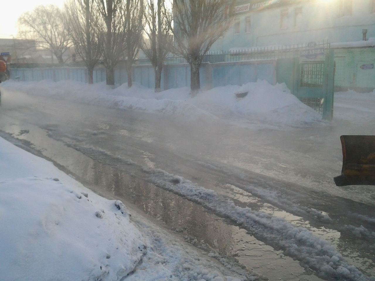 В Омске из-за крупной коммунальной аварии парализовало движение на улице Звездова