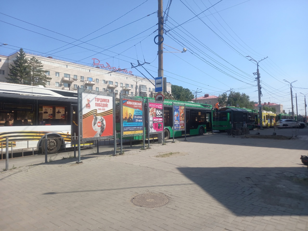 В центре Омска среди дня образовались огромные пробки В центре Омска среди дня образовались огромные пробки