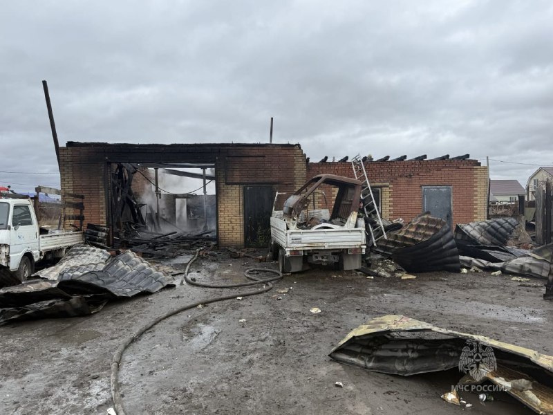 В крупном пожаре на омской СТО выгорел джип