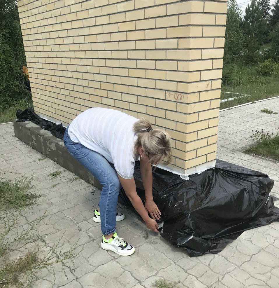 Депутат омского горсовета Инна Гомолко восстанавливает памятник ветеранам ВОВ Депутат омского горсовета Инна Гомолко восстанавливает памятник ветеранам ВОВ
