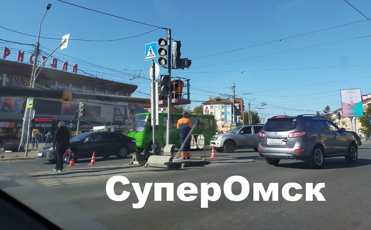 В Нефтяниках Омска перебои с электричеством: из-за нерабочего светофора началась сумятица