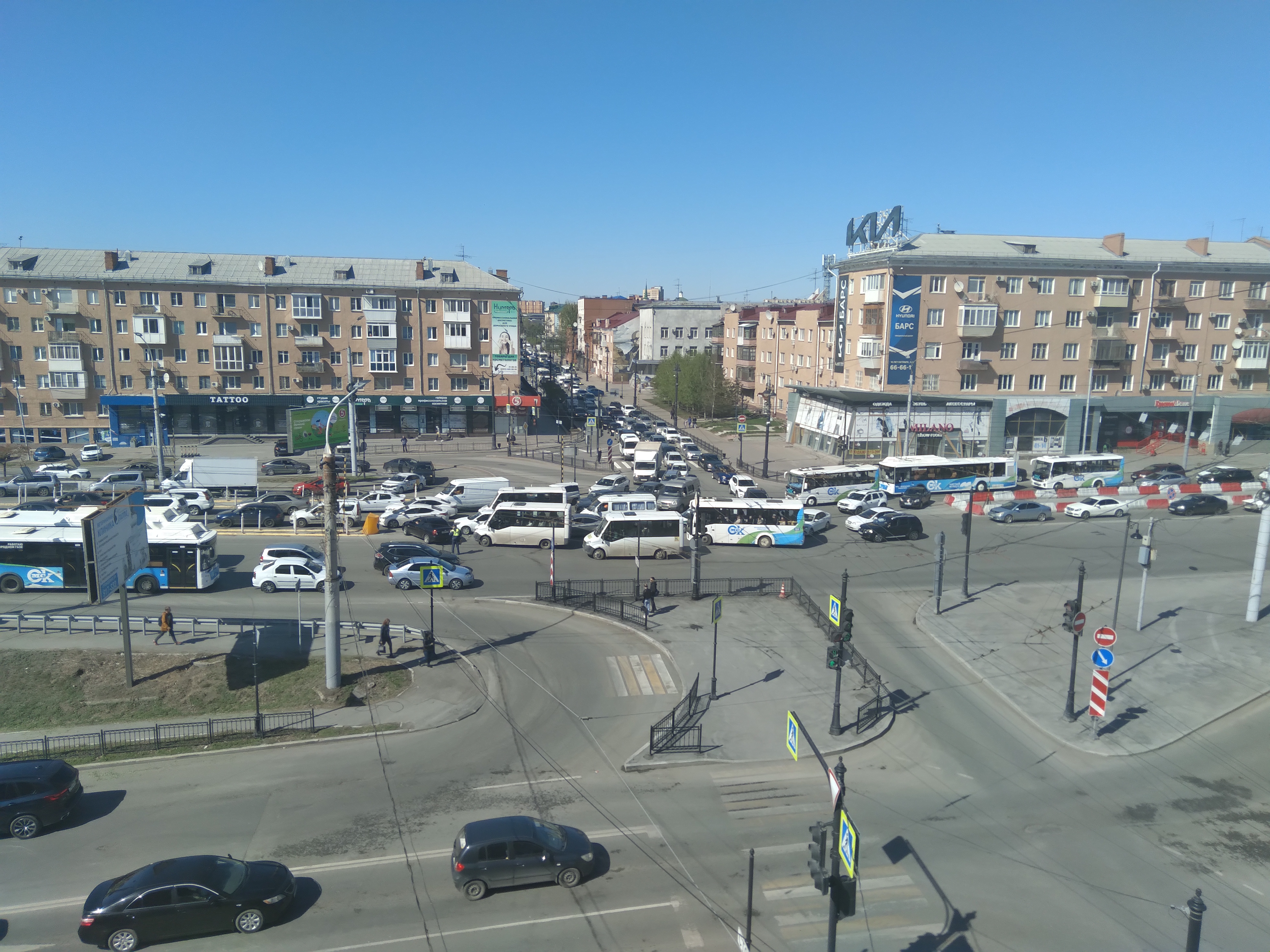 Фура закрыла проезд на Ленинградском мосту в Омске Фура закрыла проезд на Ленинградском мосту в Омске