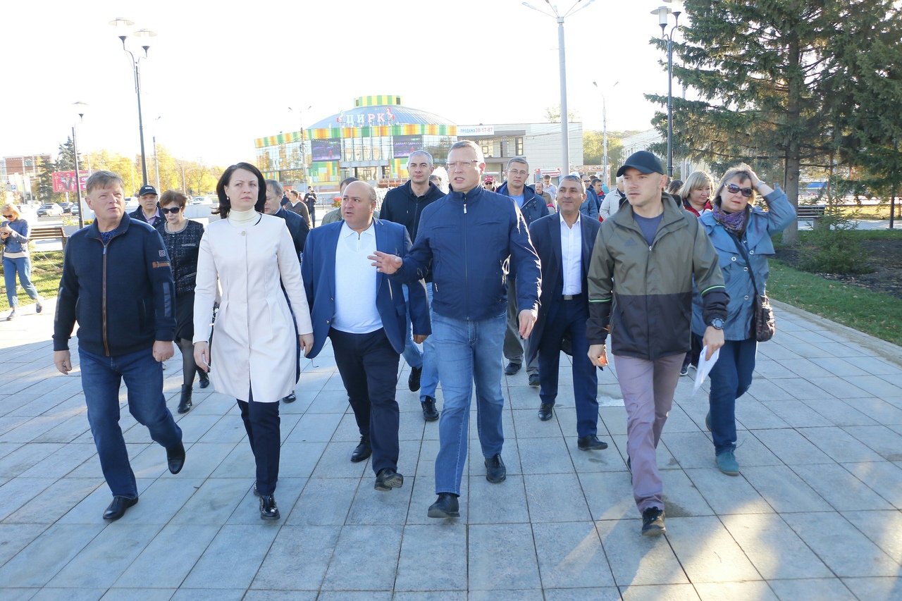 Фадина в белом пришла садить деревья вместе с Бурковым Фадина в белом пришла садить деревья вместе с Бурковым