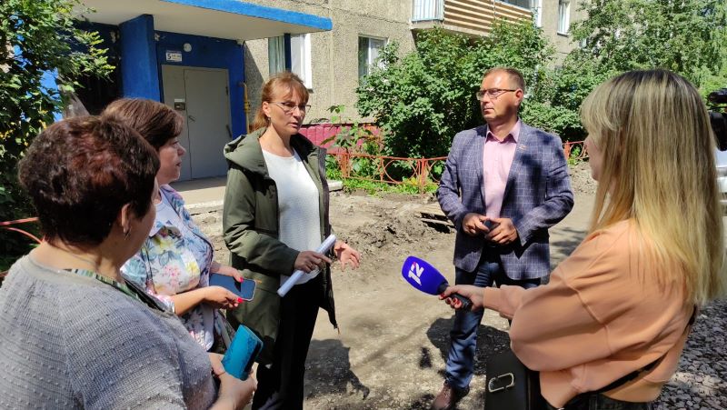 Фракция «Единой России» в Омском горсовете обсуждает с жителями ход благоустройства дворов в САО Фракция «Единой России» в Омском горсовете обсуждает с жителями ход благоустройства дворов в САО