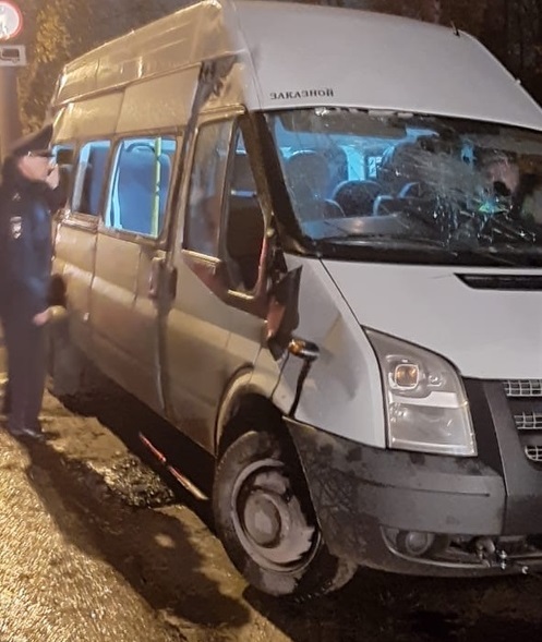 На окраине Омска в жестком ударе пострадала половина пассажиров микроавтобуса На окраине Омска в жестком ударе пострадала половина пассажиров микроавтобуса