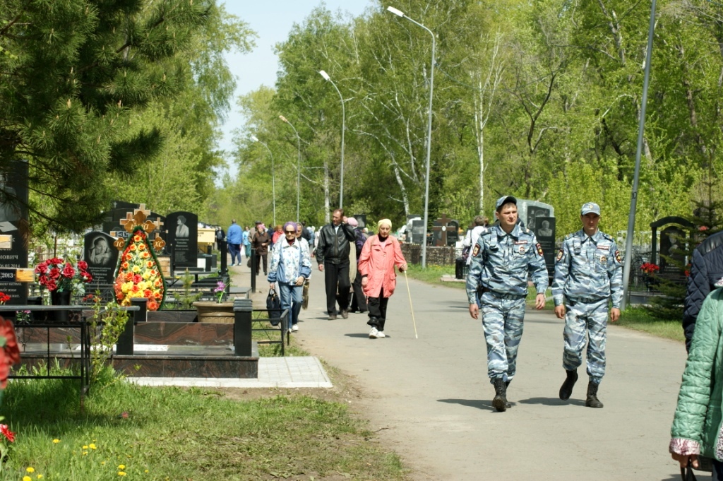 Омичи провели День поминовения на городских кладбищах – фоторепортаж Омичи провели День поминовения на городских кладбищах – фоторепортаж