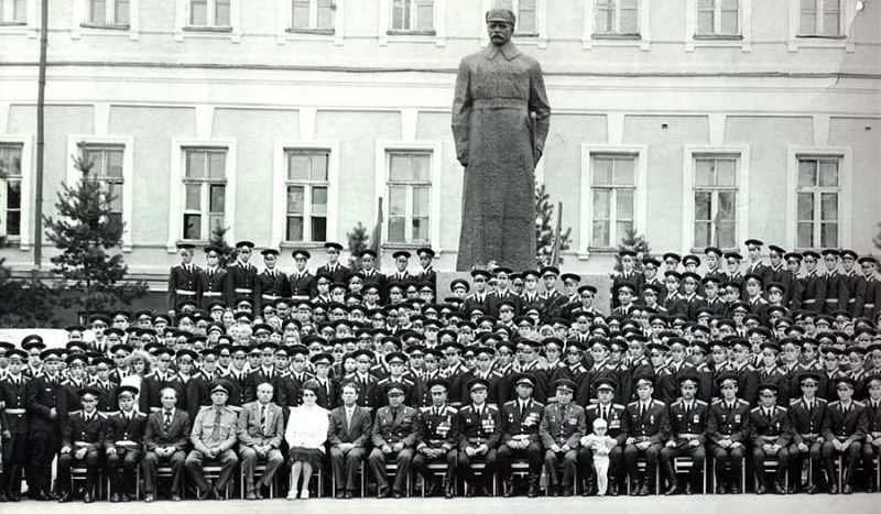 В Омске под окнами многоэтажки нашли тело одногруппника спикера горсовета Корбута и экс-депутата Денисенко В Омске под окнами многоэтажки нашли тело одногруппника спикера горсовета Корбута и экс-депутата Денисенко