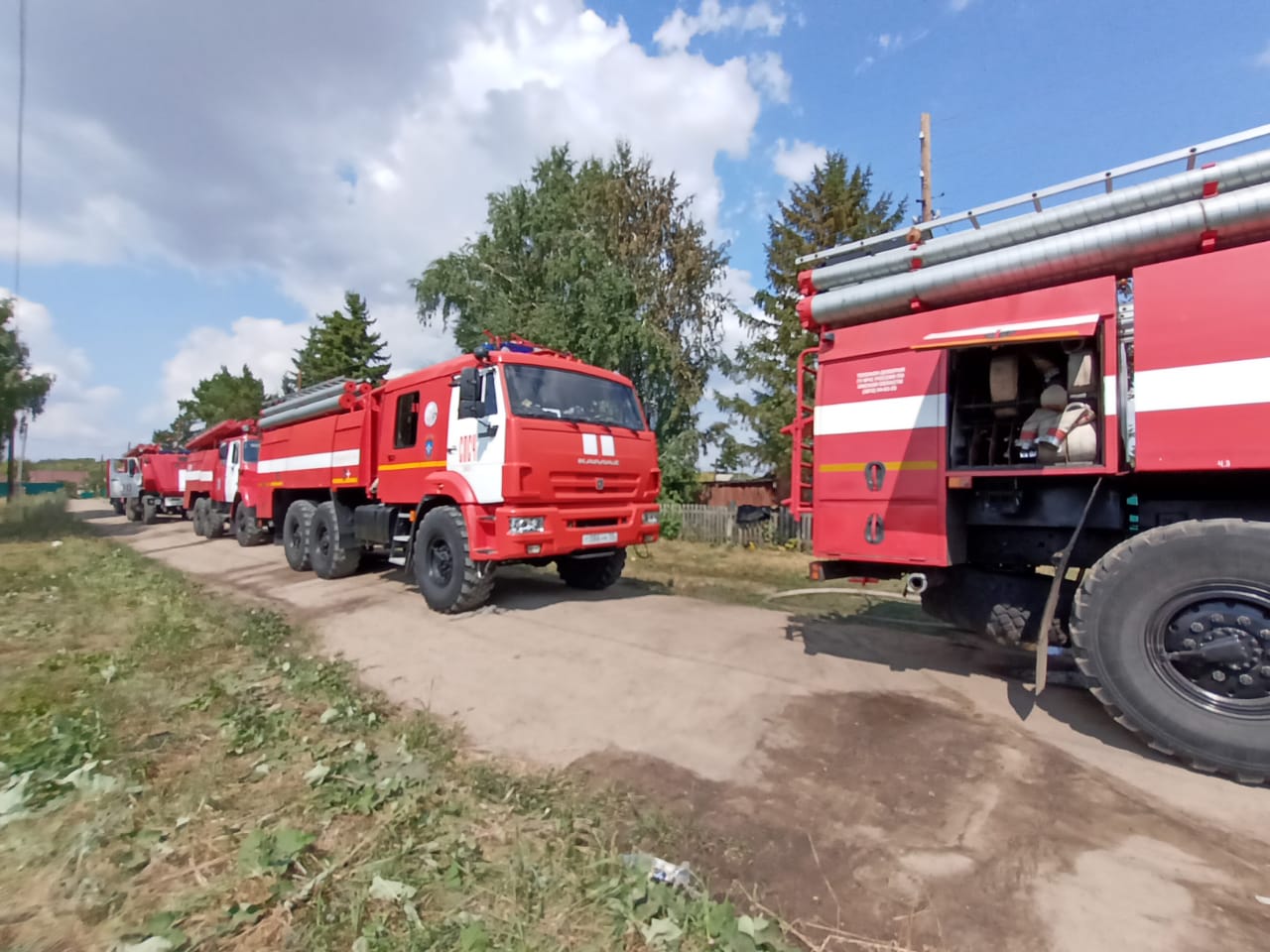 Под Омском в страшном пожаре сгорели дом и две машины Под Омском в страшном пожаре сгорели дом и две машины