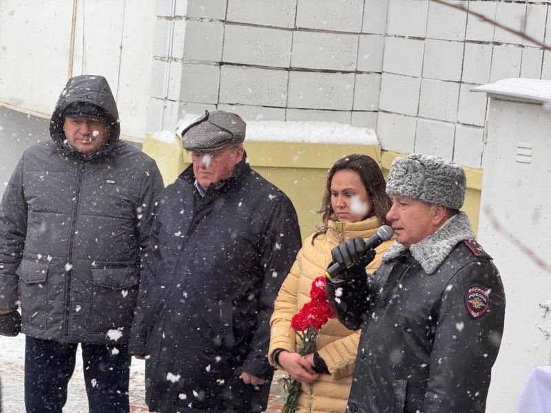 Мэр Омска Шелест и меценат Козубенко открыли мемориальную доску Александру Пушнице Мэр Омска Шелест и меценат Козубенко открыли мемориальную доску Александру Пушнице