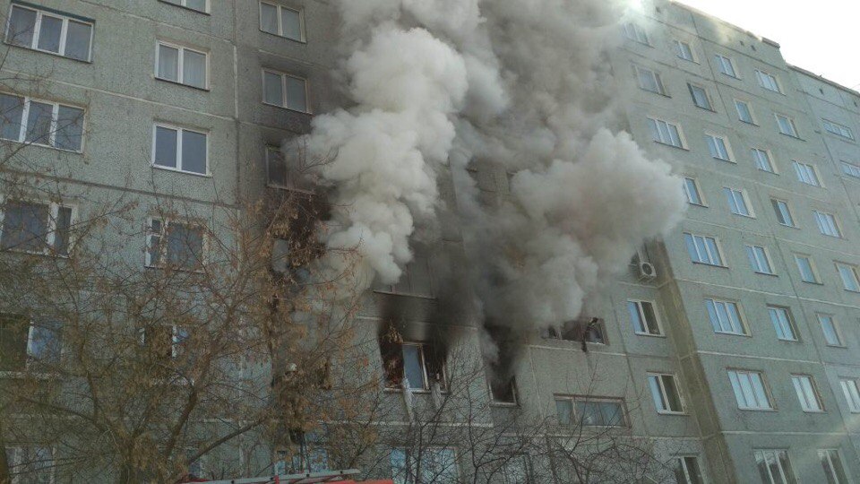 В Омске полыхает многоэтажка из-за хлопка газа - фото (Обновляется)