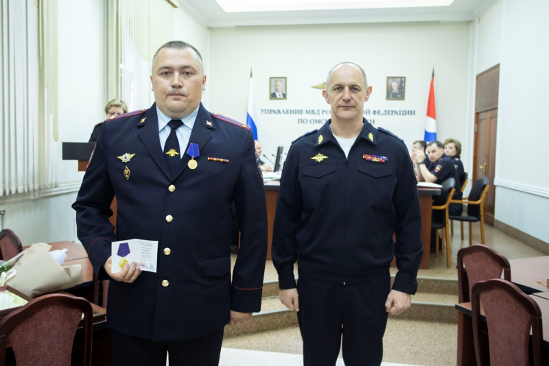 Начальник УМВД России по Омской области Вячеслав Крючков вручил награды отличившимся сотрудникам Начальник УМВД России по Омской области Вячеслав Крючков вручил награды отличившимся сотрудникам