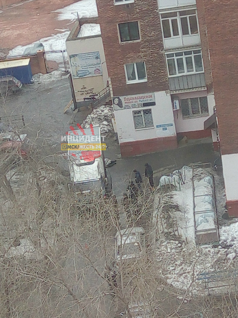 Во дворе омской многоэтажки грузовик насмерть задавил мужчину Во дворе омской многоэтажки грузовик насмерть задавил мужчину