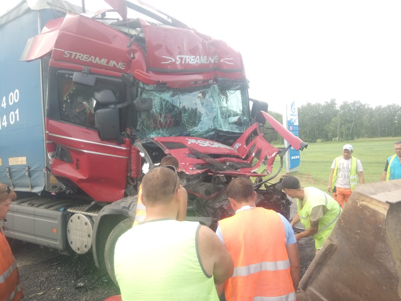 На трассе под Омском фура разбилась, въехав в колонну большегрузов – ФОТО На трассе под Омском фура разбилась, въехав в колонну большегрузов – ФОТО