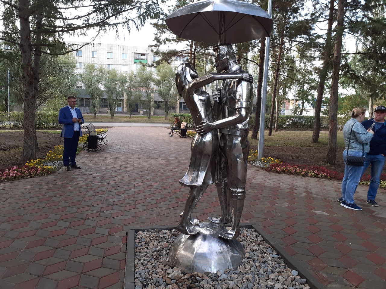 Омские депутаты приняли участие в открытии сквера Молодоженов Омские депутаты приняли участие в открытии сквера Молодоженов