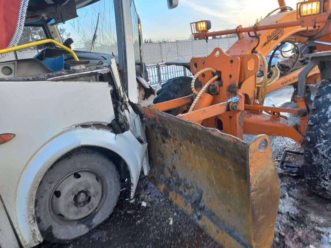 Появились фото жесткого ДТП пассажирского автобуса и снегоуборочной техники в Омске Появились фото жесткого ДТП пассажирского автобуса и снегоуборочной техники в Омске