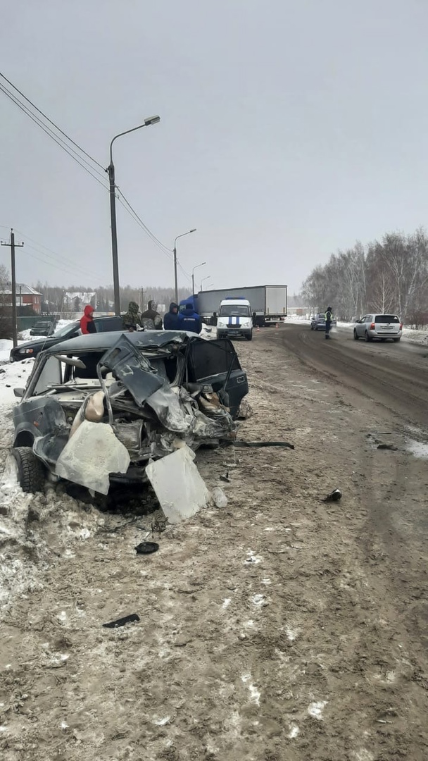 В Омске в жесткой лобовой аварии столкнулись ВАЗ и фура: погиб 28-летний парень В Омске в жесткой лобовой аварии столкнулись ВАЗ и фура: погиб 28-летний парень