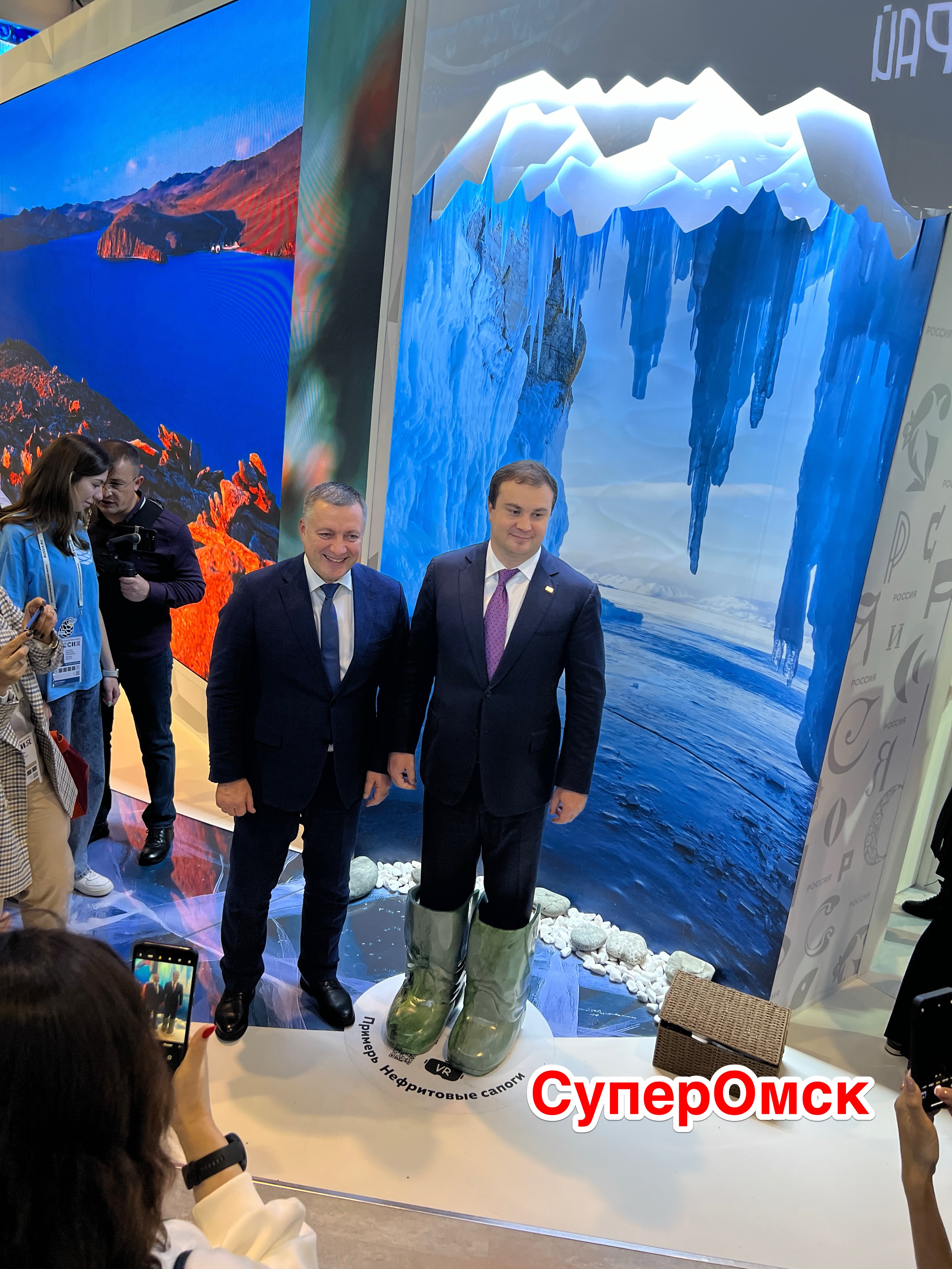 Губернатор Омской области Хоценко примерил нефритовые сапоги у стенда Иркутской области Губернатор Омской области Хоценко примерил нефритовые сапоги у стенда Иркутской области