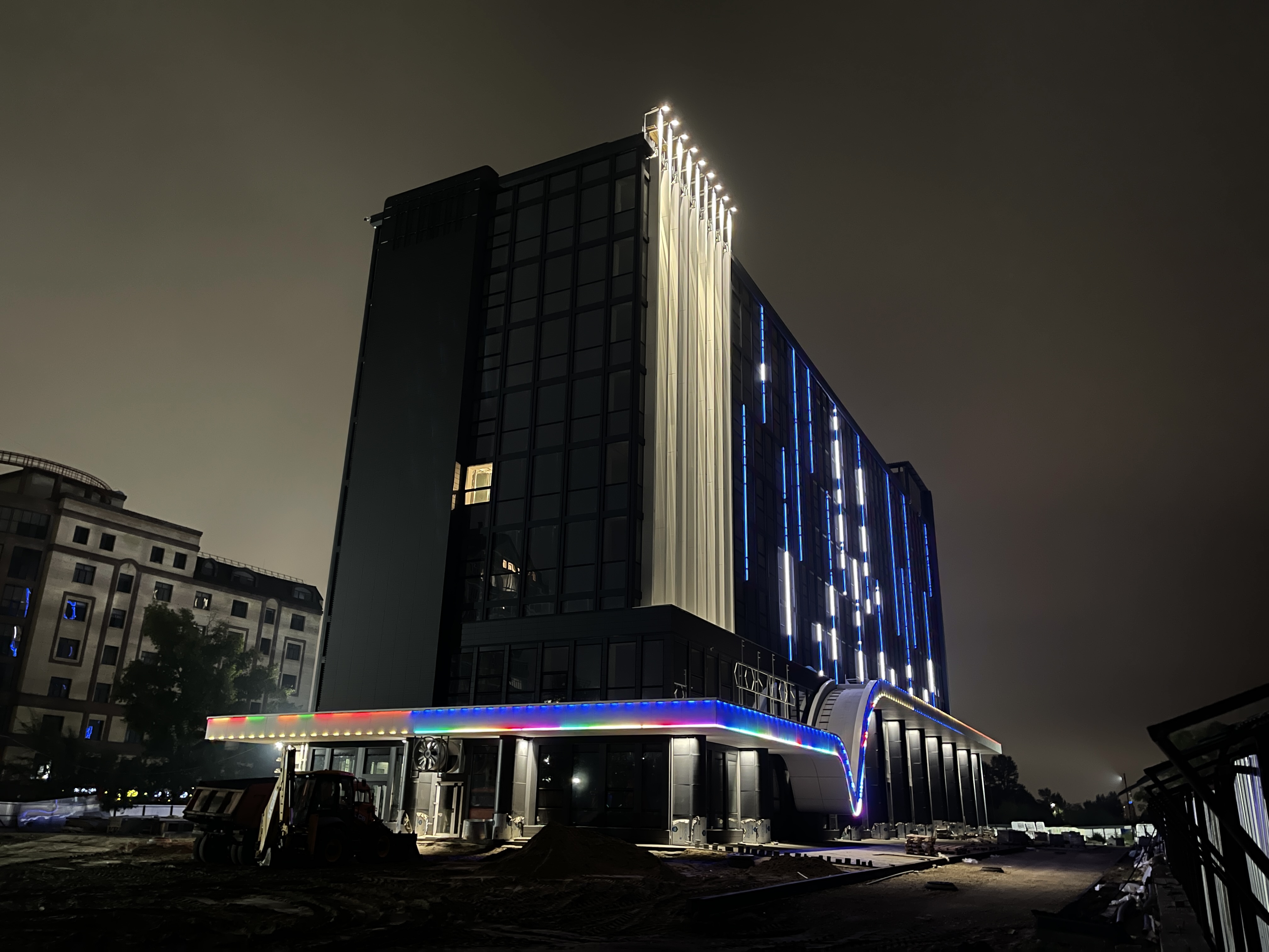 Новая гостиница «Космос» в центре Омска показала ночную подсветку Новая гостиница «Космос» в центре Омска показала ночную подсветку