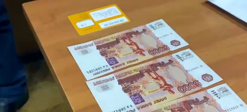 В Омске парочка влюбленных, подозреваемых в сбыте фальшивых денег, нежно обнялись в отделе полиции В Омске парочка влюбленных, подозреваемых в сбыте фальшивых денег, нежно обнялись в отделе полиции