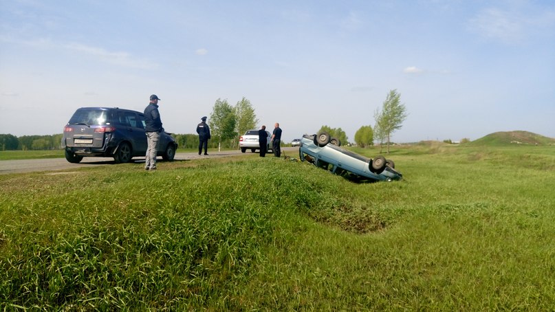 Под Омском ВАЗ опрокинулся в кювет после столкновения на встречке Под Омском ВАЗ опрокинулся в кювет после столкновения на встречке