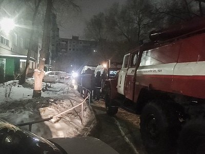 В Омске ночью из горящей многоэтажки вынесли жильцов без сознания - фото В Омске ночью из горящей многоэтажки вынесли жильцов без сознания - фото