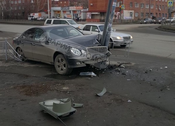 На оживленном перекрестке в Омске «Мерседес» в клочья разорвал светофор На оживленном перекрестке в Омске «Мерседес» в клочья разорвал светофор