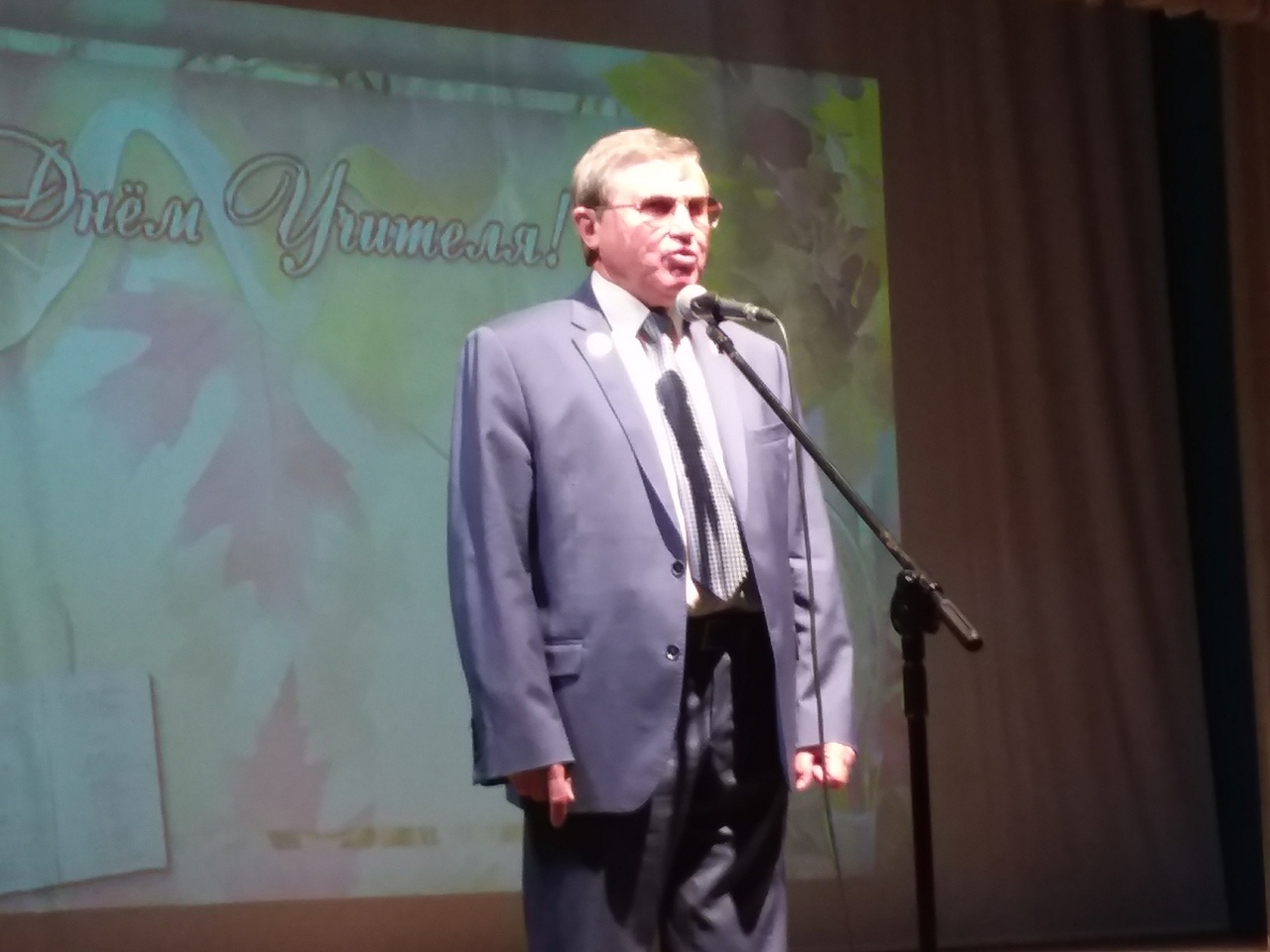 Омский спикер горсовета Корбут сорвал аплодисменты, поздравляя учителей Омский спикер горсовета Корбут сорвал аплодисменты, поздравляя учителей