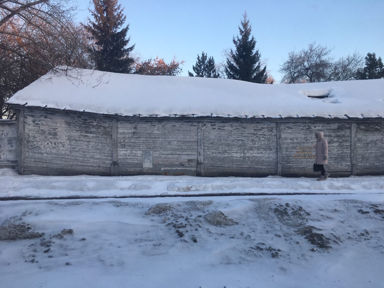 Жители боятся обрушения постройки в центре Омска Жители боятся обрушения постройки в центре Омска