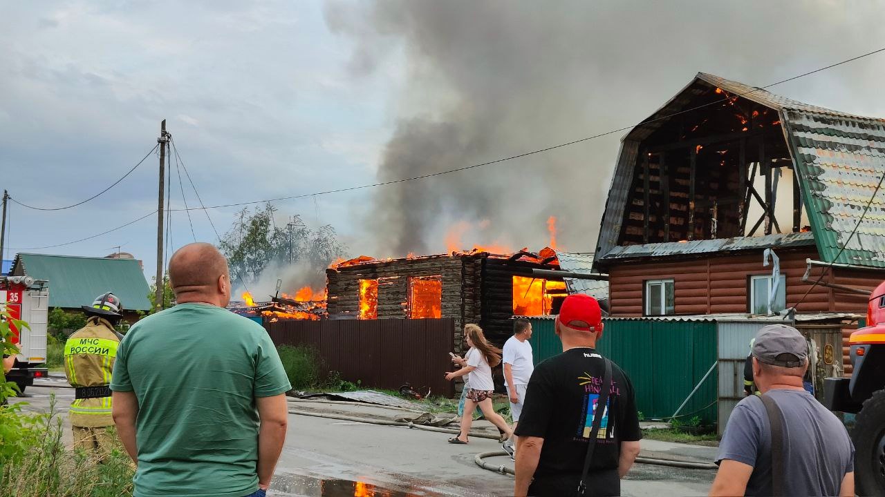 По частному сектору в центре Омска распространился мощный пожар По частному сектору в центре Омска распространился мощный пожар