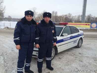 Омичи не стали помогать замерзающей в машине женщине с тремя детьми Омичи не стали помогать замерзающей в машине женщине с тремя детьми