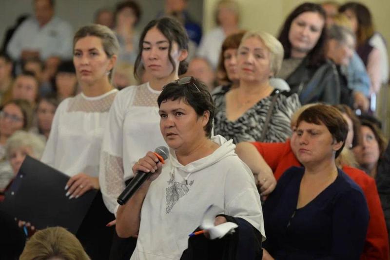Глава Омской области Хоценко обсудил с жителями социально-экономическую ситуацию в Павлоградском районе