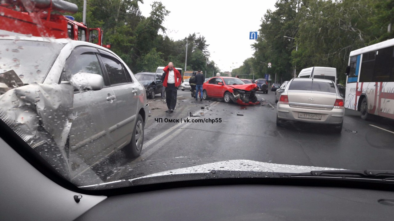 В центре Омска столкнулись 7 авто – две разбились лоб в лоб, одна в кювете (фото) В центре Омска столкнулись 7 авто – две разбились лоб в лоб, одна в кювете (фото)