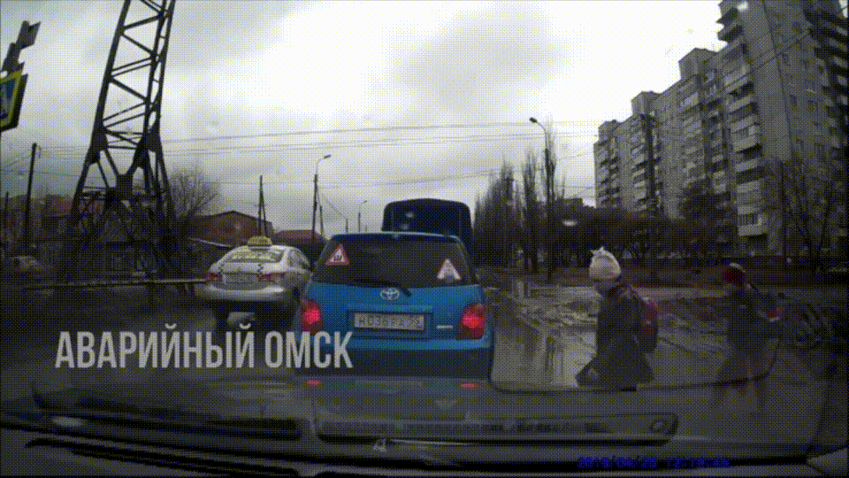 В Омске едва не сбили детей В Омске едва не сбили детей
