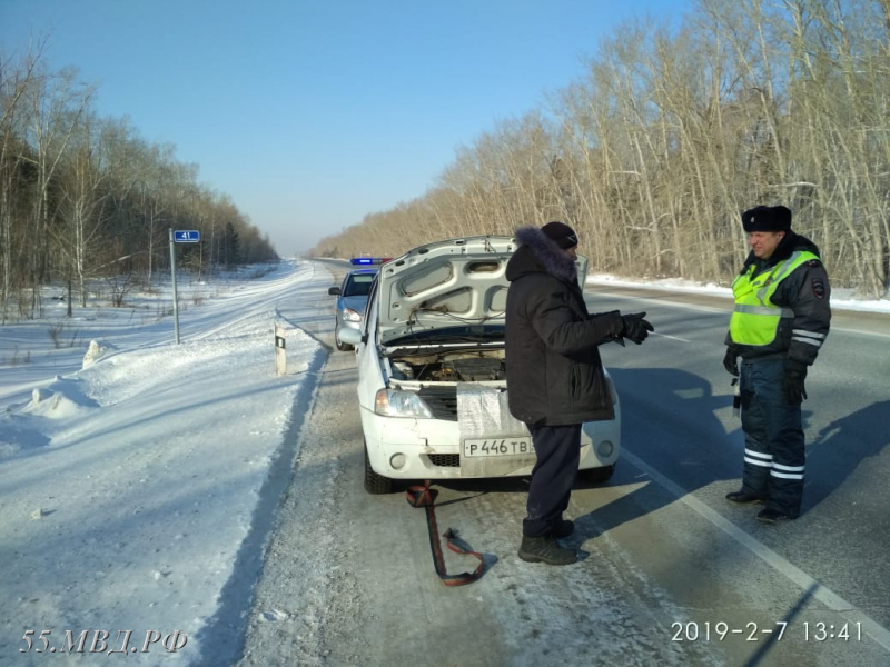 Омские госавтоинспекторы спасли из ледяного плена супружескую пару Омские госавтоинспекторы спасли из ледяного плена супружескую пару