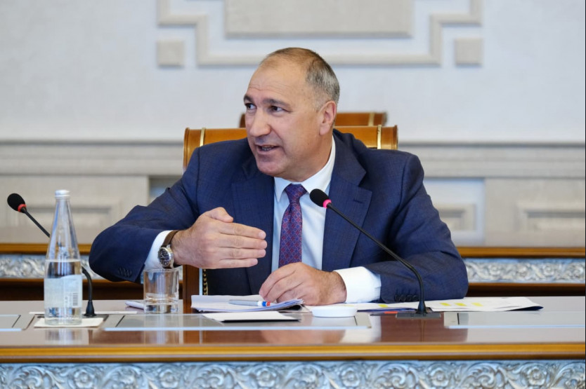Травников поручил выделить почти триста миллионов рублей на ремонт и содержание дорог Новосибирска