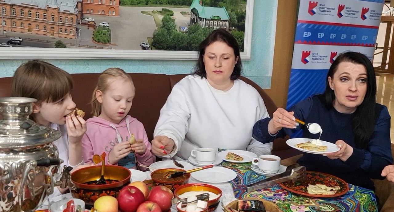 Омские единороссы испекли для переселенцев из Донбасса блины к Масленице Омские единороссы испекли для переселенцев из Донбасса блины к Масленице