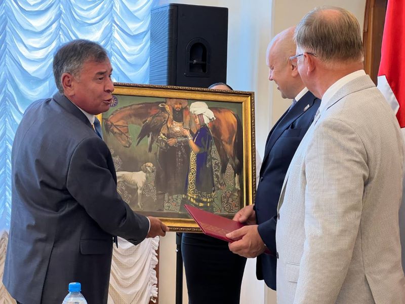 Генконсул Кожамбердиев подарил мэру Омска Шелесту картину с семью сокровищами казахов Генконсул Кожамбердиев подарил мэру Омска Шелесту картину с семью сокровищами казахов