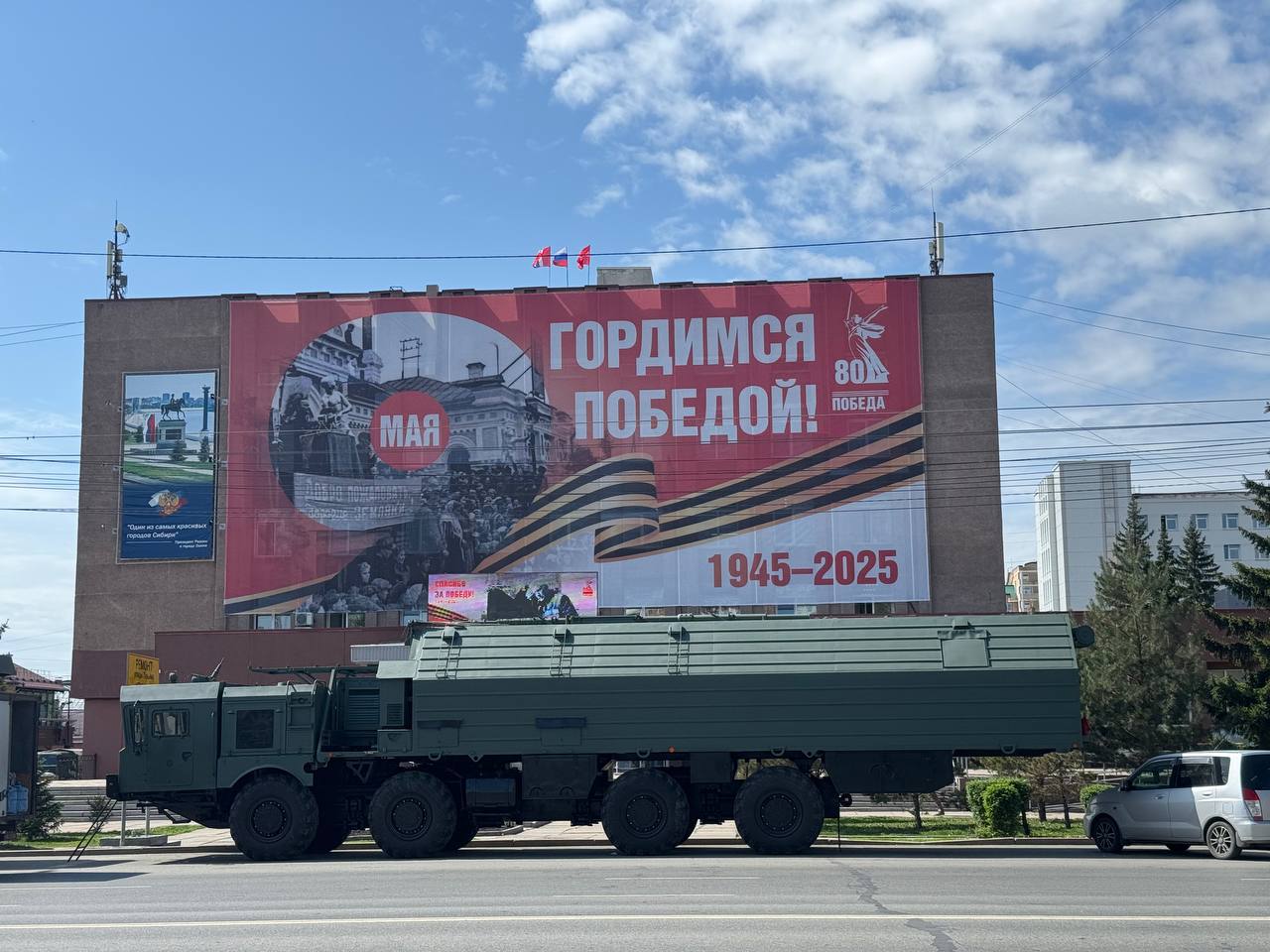 В центр Омска пригнали военную технику В центр Омска пригнали военную технику