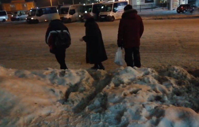 Омичам по пути в автобус нужно пройти испытание в виде сугробов Омичам по пути в автобус нужно пройти испытание в виде сугробов
