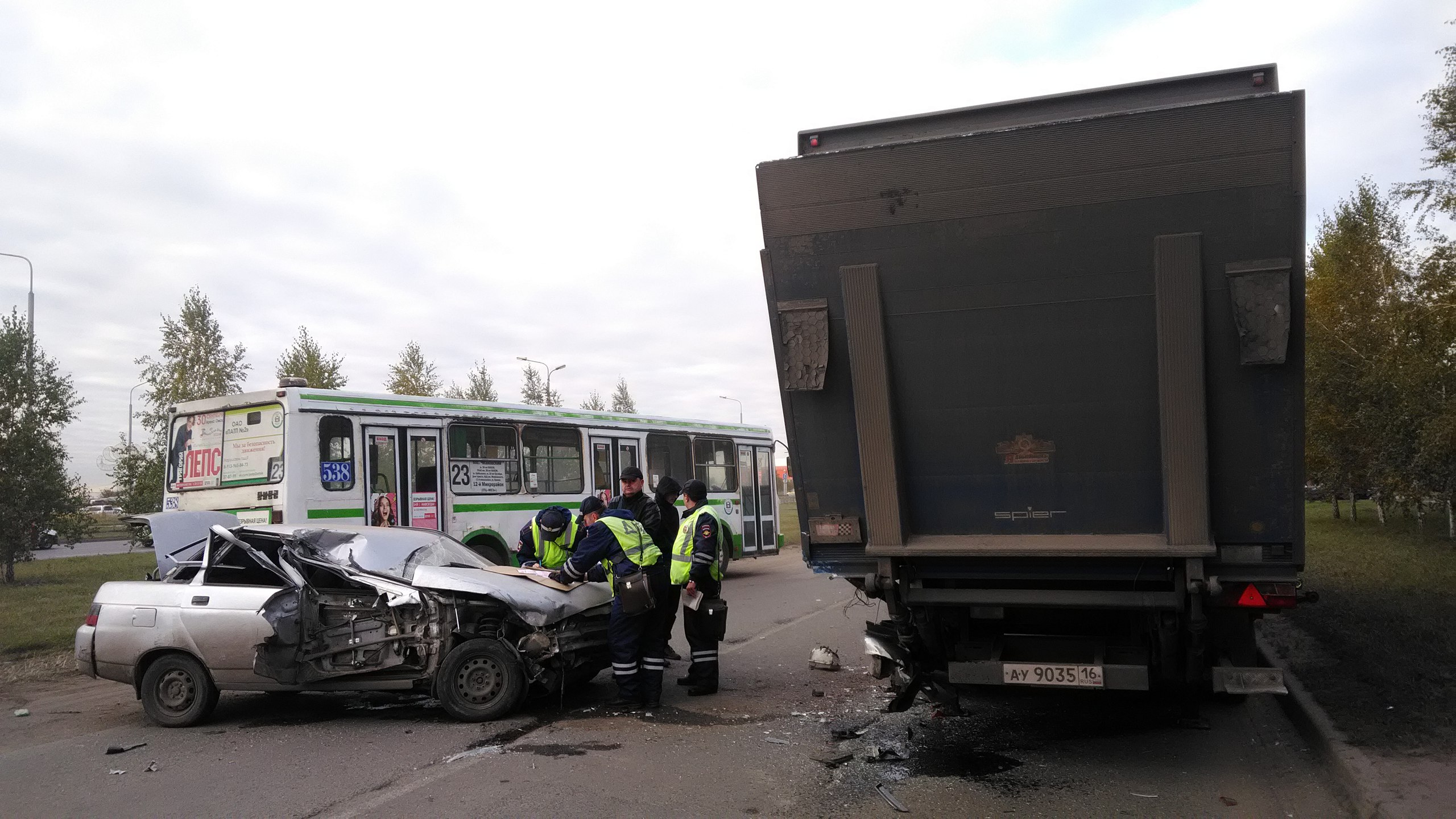 В Омске пьяный лихач протаранил три случайные машины - фото В Омске пьяный лихач протаранил три случайные машины - фото
