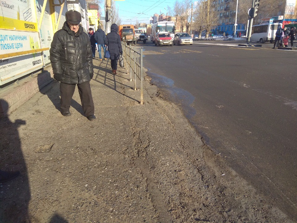 Улицу в омских Нефтяниках заволокло паром