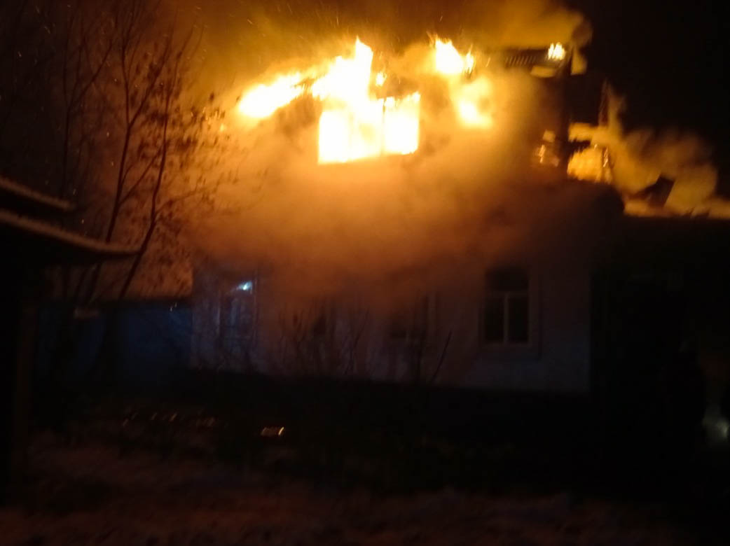 В Омске всю ночь мощно полыхал частный дом – фото В Омске всю ночь мощно полыхал частный дом – фото