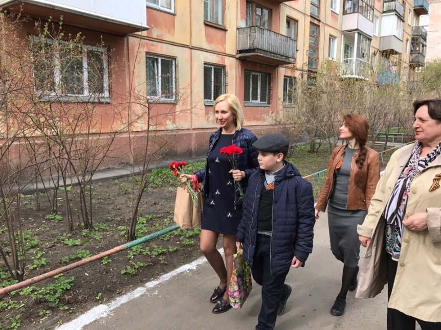 Сопредседатель «Оплота» спела с омскими ветеранами фронтовые песни Сопредседатель «Оплота» спела с омскими ветеранами фронтовые песни