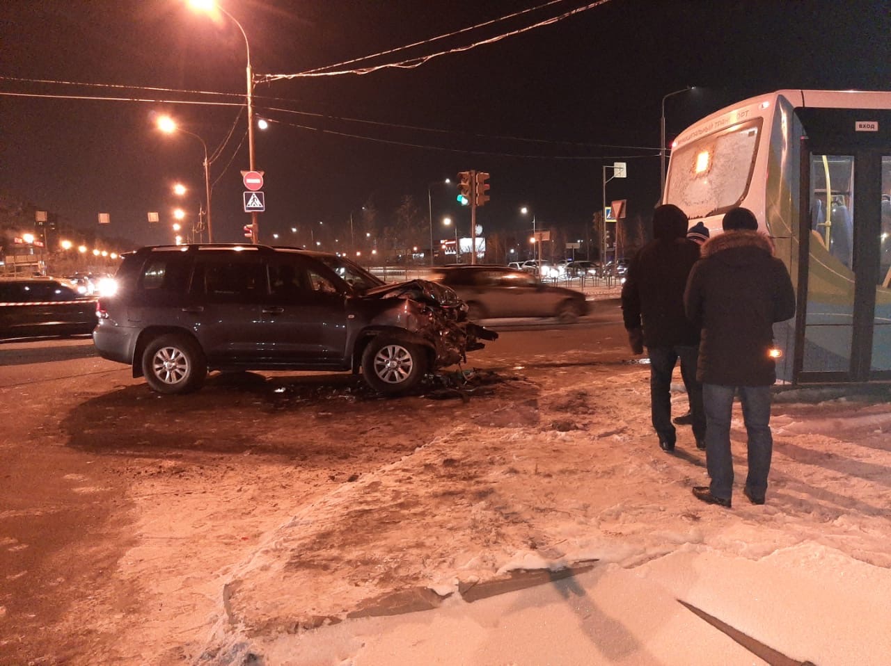 В Омске внедорожник мощно протаранил пассажирский автобус: есть пострадавшие В Омске внедорожник мощно протаранил пассажирский автобус: есть пострадавшие