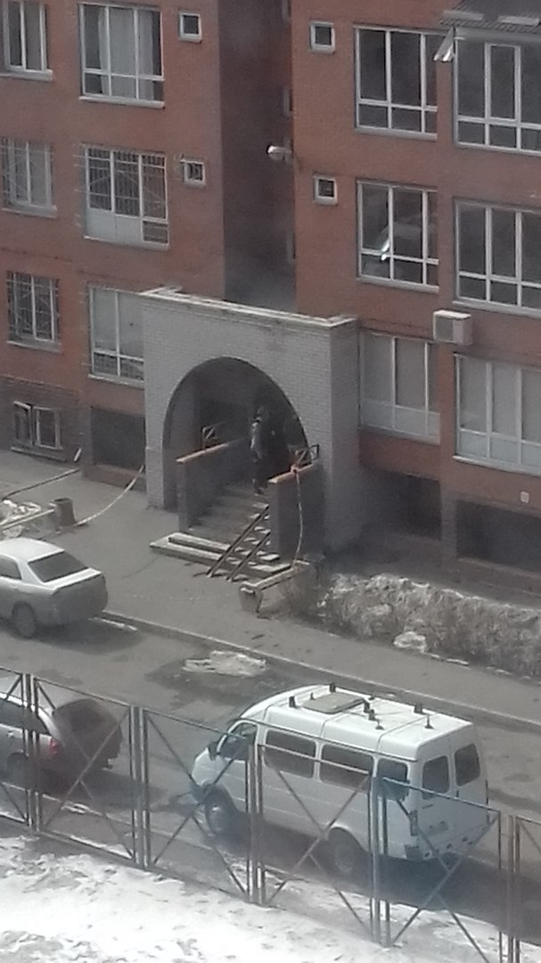 В омском Авиагородке из-за возможного взрывного устройства из дома эвакуировали 40 человек В омском Авиагородке из-за возможного взрывного устройства из дома эвакуировали 40 человек