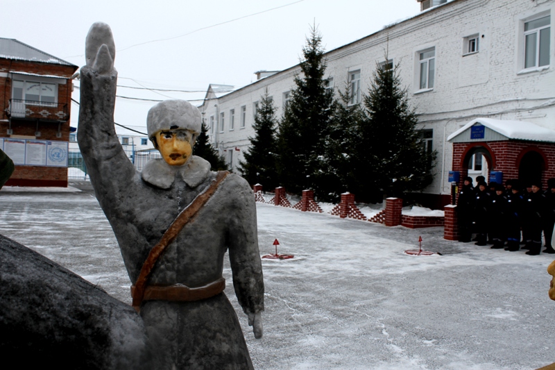 Заключенные омской колонии воссоздали ледяной городок 1942 года Заключенные омской колонии воссоздали ледяной городок 1942 года