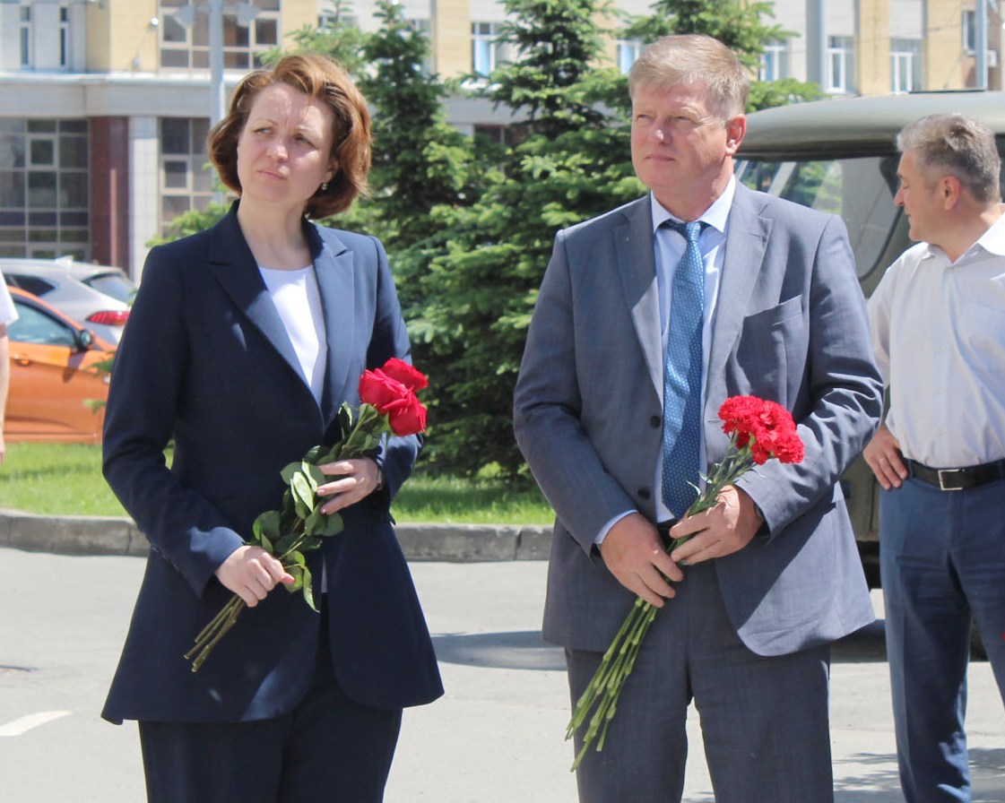 Омские депутаты открыли мемориальную доску на месте дома генерала Карбышева Омские депутаты открыли мемориальную доску на месте дома генерала Карбышева