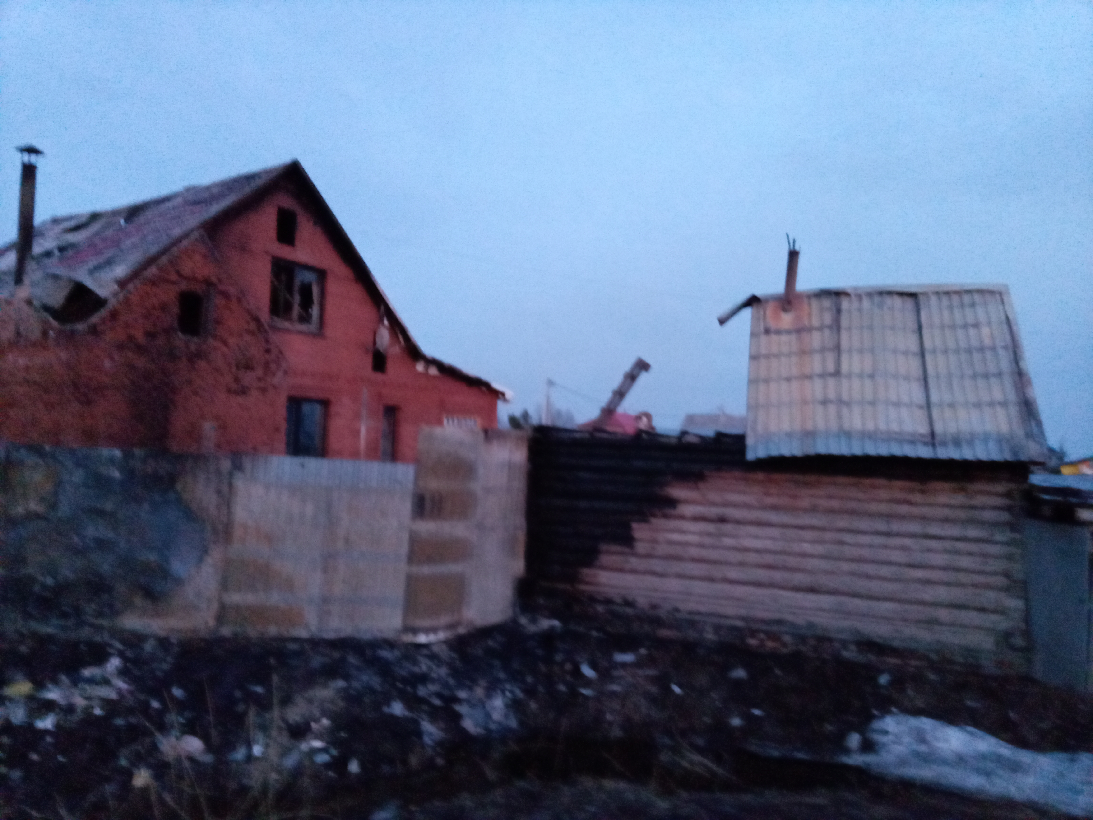 В пригороде Омска школьная учительница осталась без жилья из-за крупного пожара В пригороде Омска школьная учительница осталась без жилья из-за крупного пожара