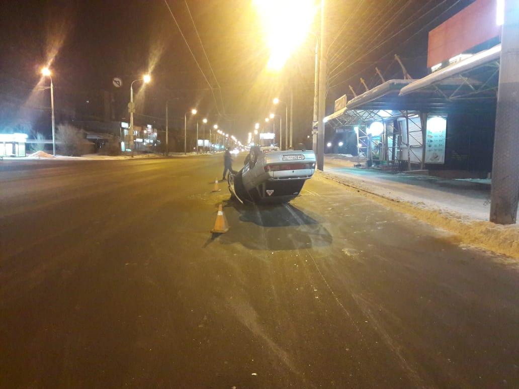 На Красном Пути в Омске перевернулась «десятка» с молодой девушкой за рулем