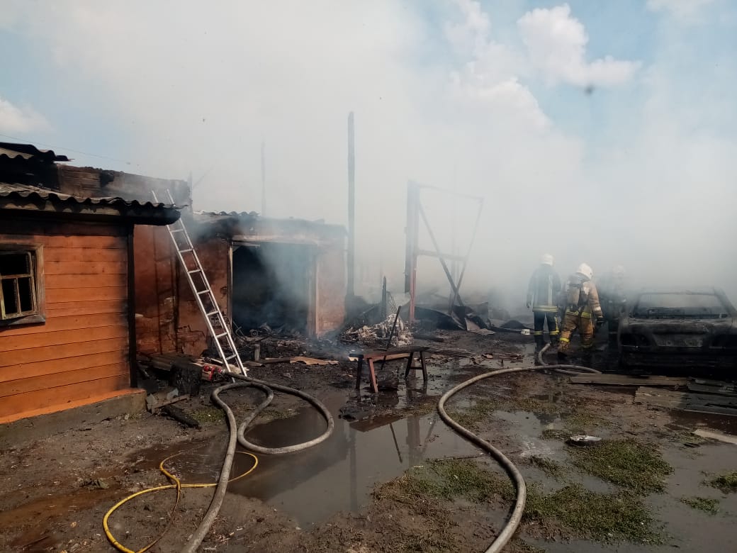 Под Омском в страшном пожаре сгорели дом и две машины Под Омском в страшном пожаре сгорели дом и две машины